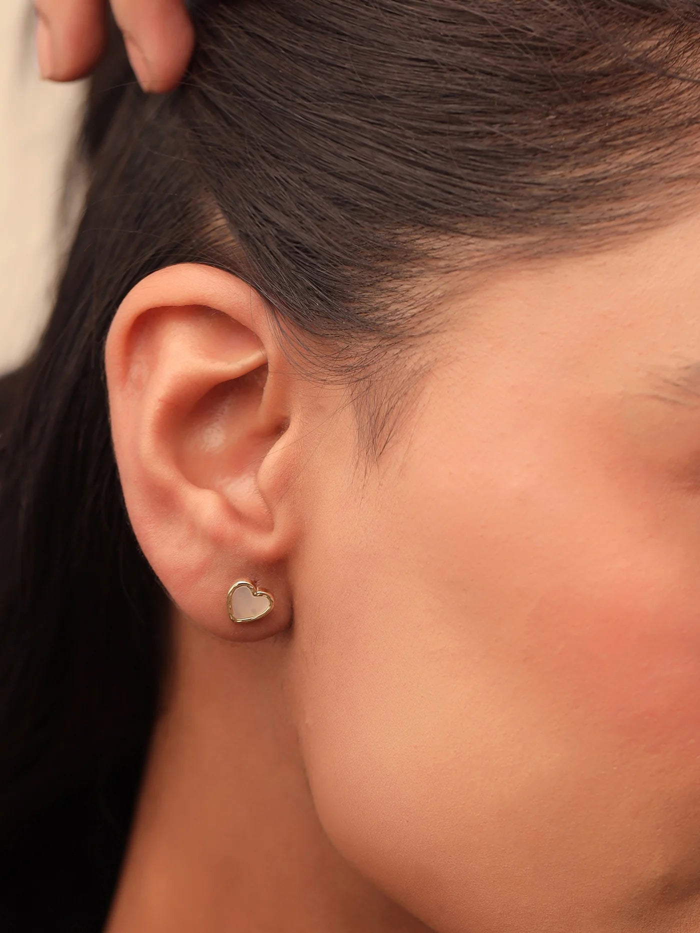 SYRA 24K GOLD HEART-SHAPED MOTHER OF PEARL 925 STERLING SILVER STUD EARRINGS FOR WOMEN