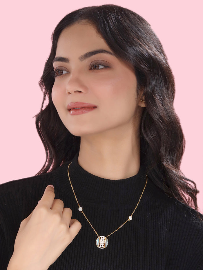 Labradorite Pearl Gold-plated Charming 'O' Alphabet Pendant For Women