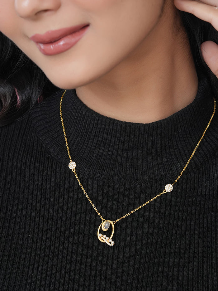 Labradorite Pearl Gold-plated Timeless 'Q' Alphabet 925 Sterling Silver Pendant For Women