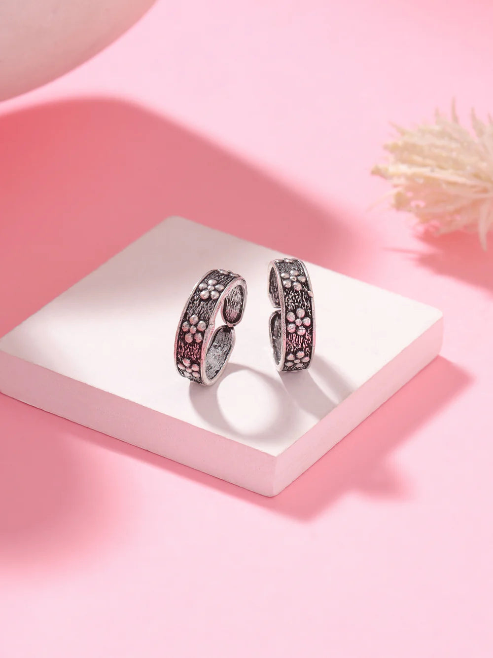 FLORAL MOTIFS OXIDIZED TOE RING